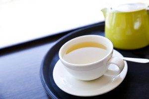  Drury says she loves peppermint tea and lemonade. She says it’s helpful in giving your tummy a numbing effect by relaxing the muscles in those areas and alleviating pain and distention. (Photo: Moodboard/ Thinkstock)