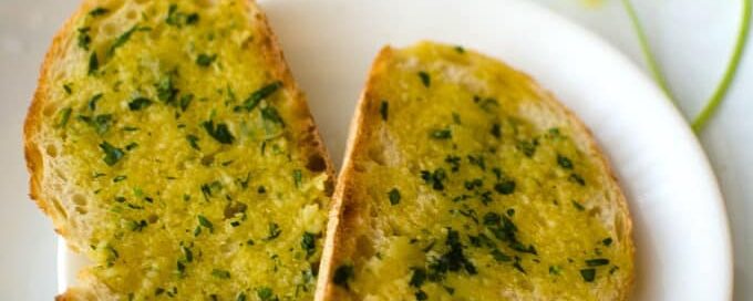 This Is An Epic 5-Minute Recipe For Amazing Garlic Bread