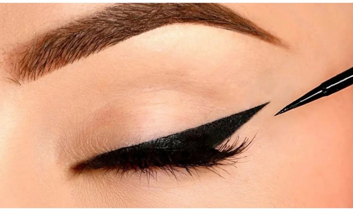 Pencil Eyeliner: The Classic Choice for Easy Definition