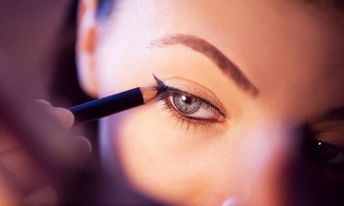 Eyeliner Application Tips and Tricks